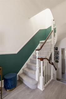 Grove Crescent, E18