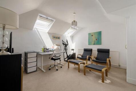Grove Crescent, E18