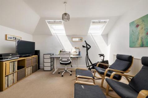 Grove Crescent, E18