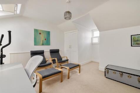 Grove Crescent, E18