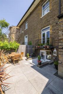 Grove Crescent, E18