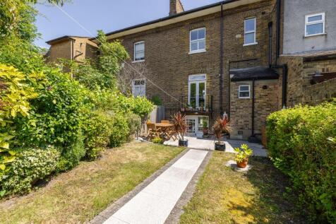 Grove Crescent, E18