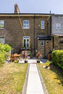 Grove Crescent, E18