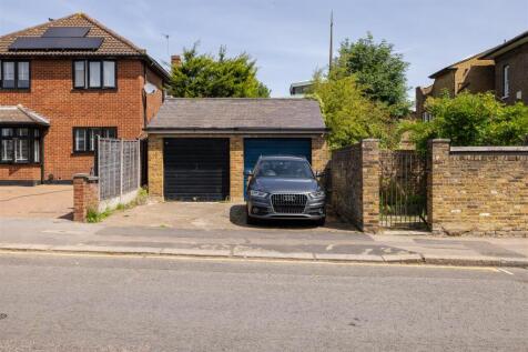 Grove Crescent, E18