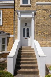 Grove Crescent, E18