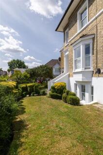 Grove Crescent, E18