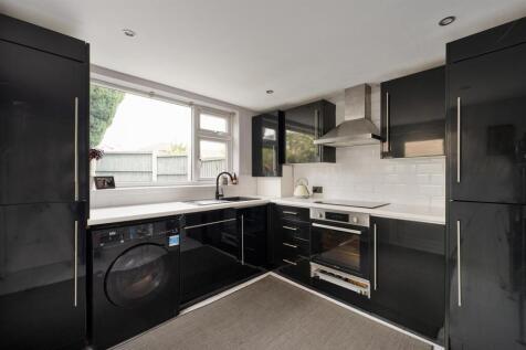 Albert Road, E18