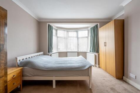 Onslow Gardens, E18