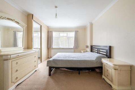Onslow Gardens, E18