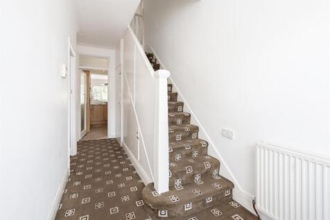 Onslow Gardens, E18