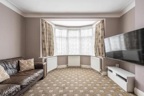 Onslow Gardens, E18