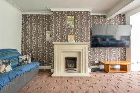 Onslow Gardens, E18