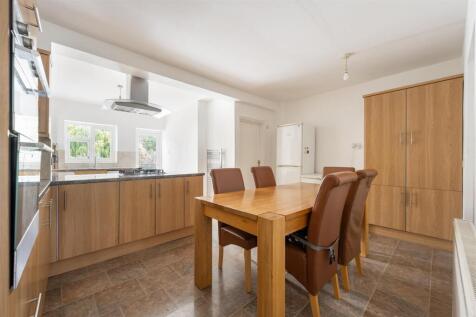 Onslow Gardens, E18