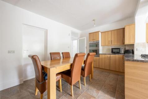 Onslow Gardens, E18