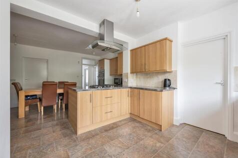 Onslow Gardens, E18