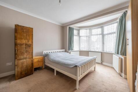 Onslow Gardens, E18