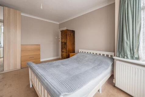 Onslow Gardens, E18