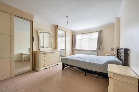 Onslow Gardens, E18