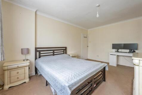 Onslow Gardens, E18