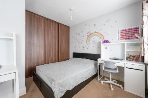 Onslow Gardens, E18