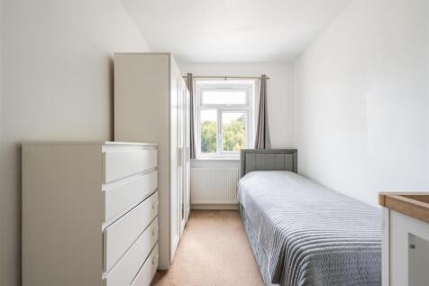 Onslow Gardens, E18
