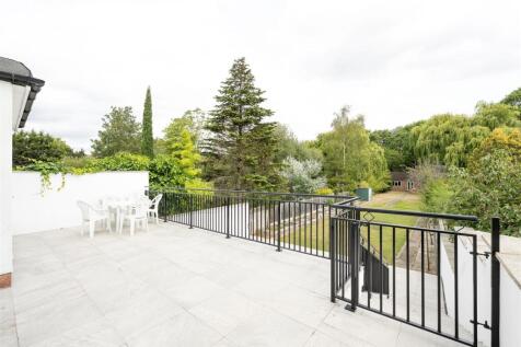 Onslow Gardens, E18