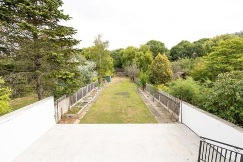 Onslow Gardens, E18