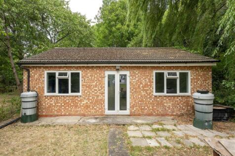 Onslow Gardens, E18
