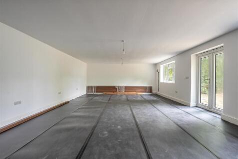 Onslow Gardens, E18