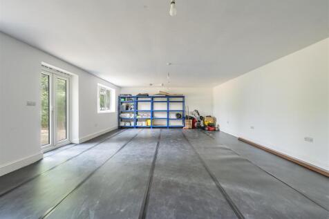Onslow Gardens, E18