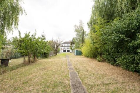 Onslow Gardens, E18