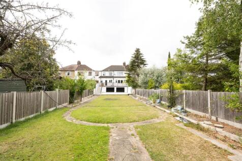 Onslow Gardens, E18