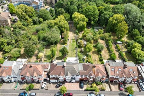 Onslow Gardens, E18