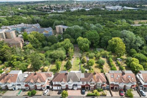 Onslow Gardens, E18