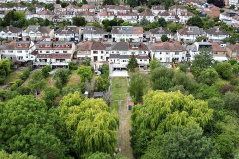 Onslow Gardens, E18