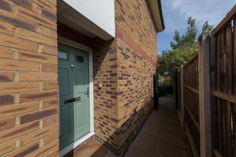 Woodville Road, E18