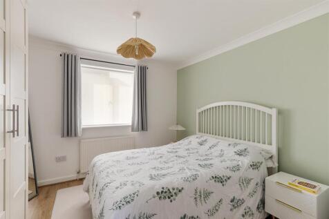 Woodville Road, E18