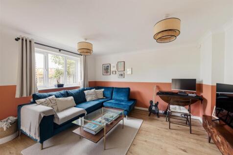 Woodville Road, E18