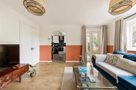 Woodville Road, E18