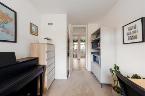 Hermitage Walk, E18