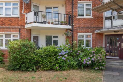 Hermitage Walk, E18