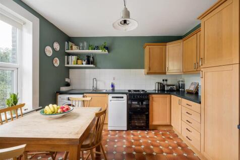 Marlborough Road, E18