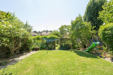Abbotsford Gardens, IG8