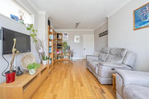 Abbotsford Gardens, IG8