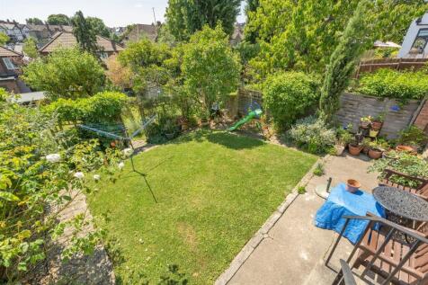Abbotsford Gardens, IG8