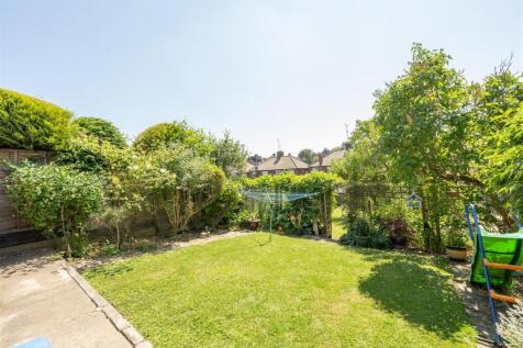 Abbotsford Gardens, IG8