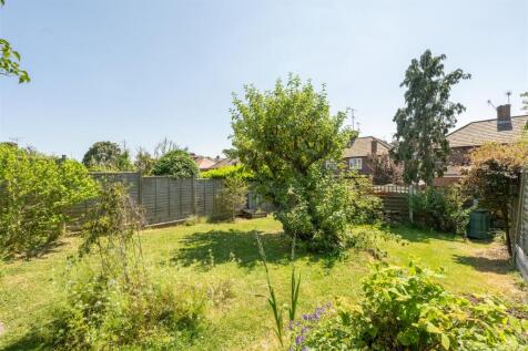 Abbotsford Gardens, IG8
