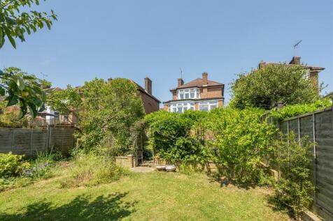 Abbotsford Gardens, IG8