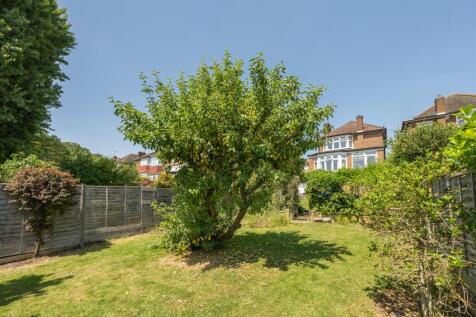 Abbotsford Gardens, IG8