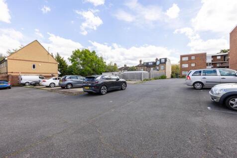 Gordon Road, E18